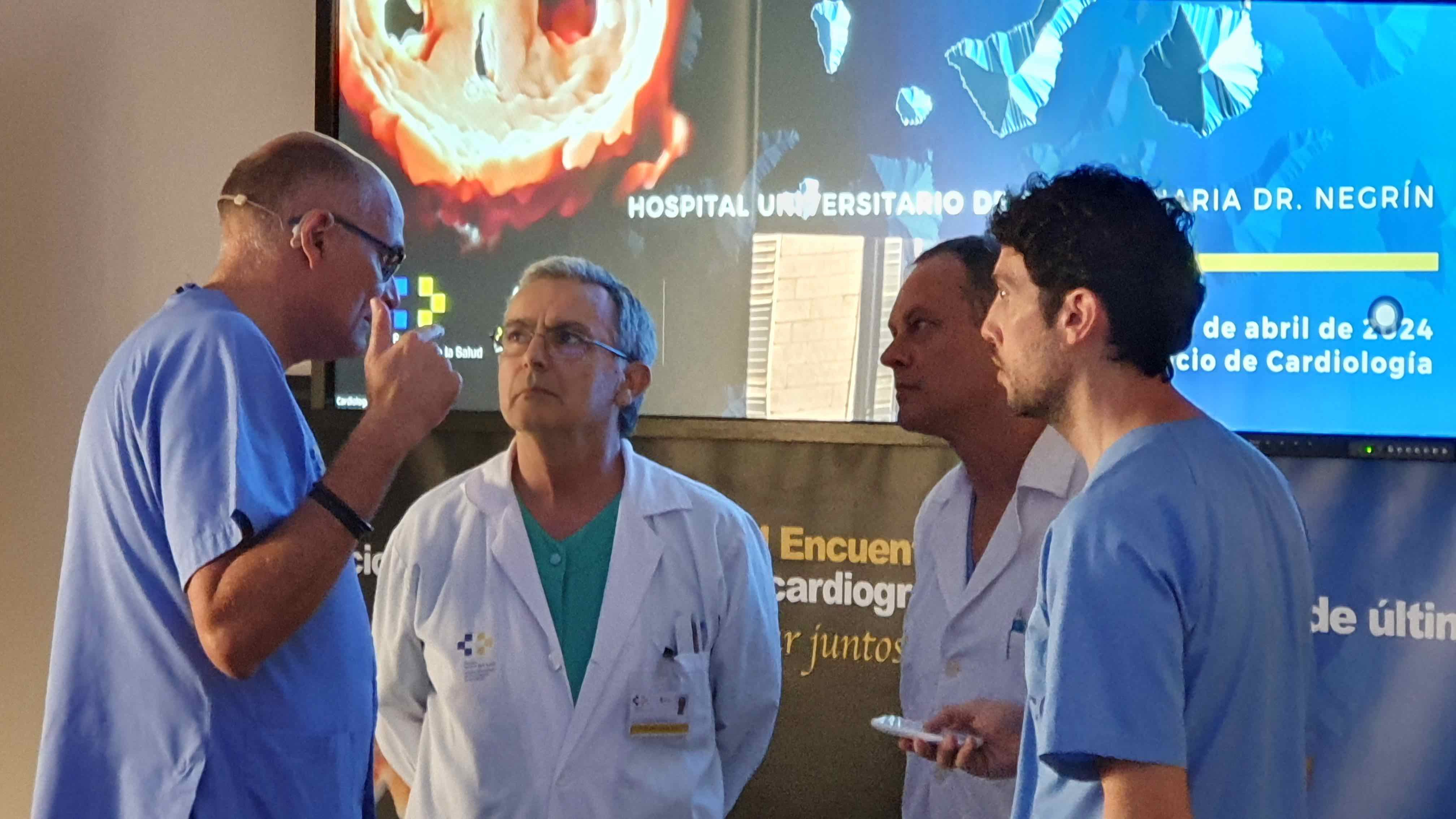 El Hospital Doctor Negrín reúne a una treintena de expertos guiados por ecocardiografía