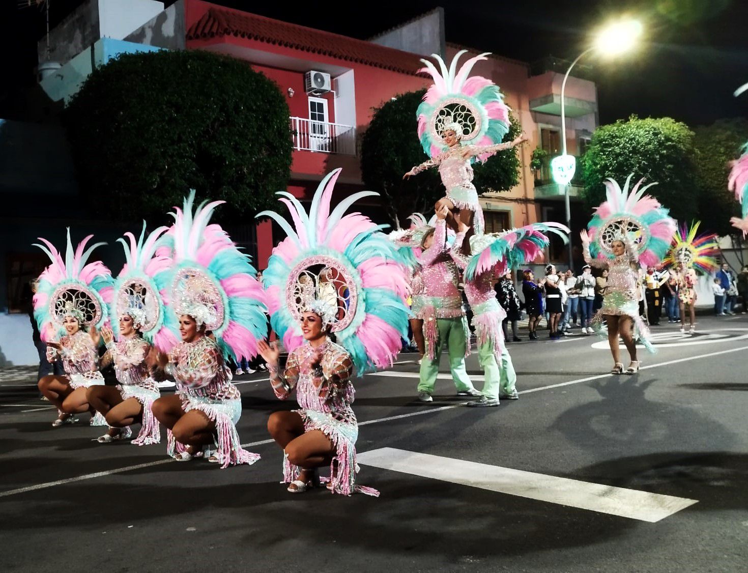 Las viudas y la algarabía de los grupos despiden el carnaval en Agüimes