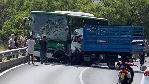 UN FALLECIDO y cinco heridos en una COLISIÓN FRONTAL entre una guagua y una furgoneta en La Palma