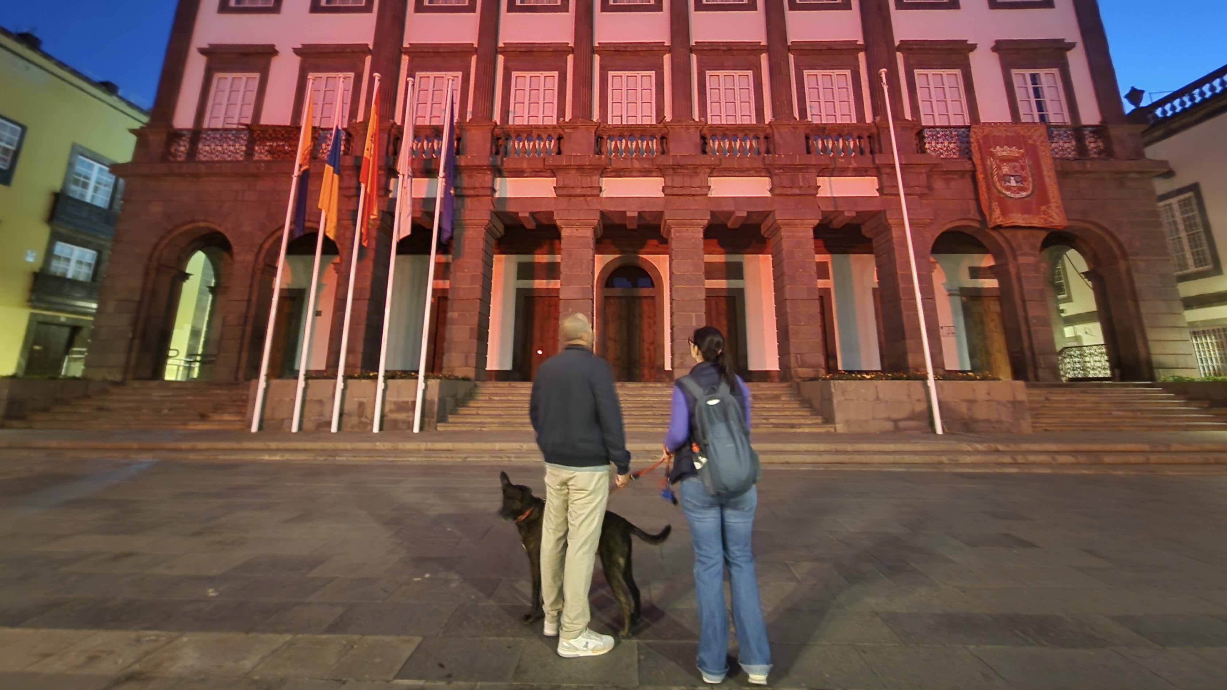 Iluminación roja en las Casas Consistoriales para homenajear los 150 años de la Cruz Roja
