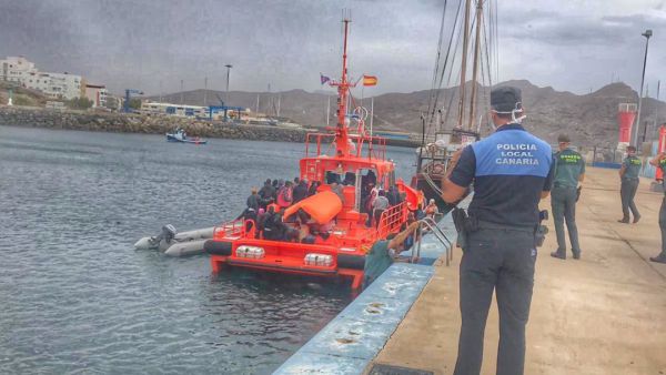 Una patera rescatada  a 3 millas de Fuerteventura llega a Tuineje con 56 migrantes 