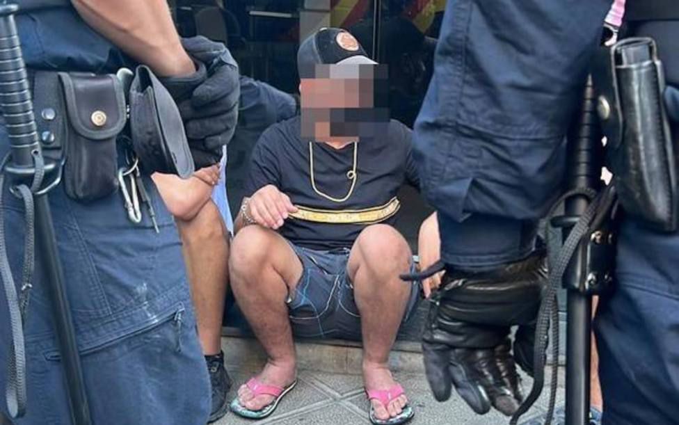Seis magrebíes agreden a un joven y amenazan a su amigo con una navaja en la Estación de Guaguas de Las Palmas GC