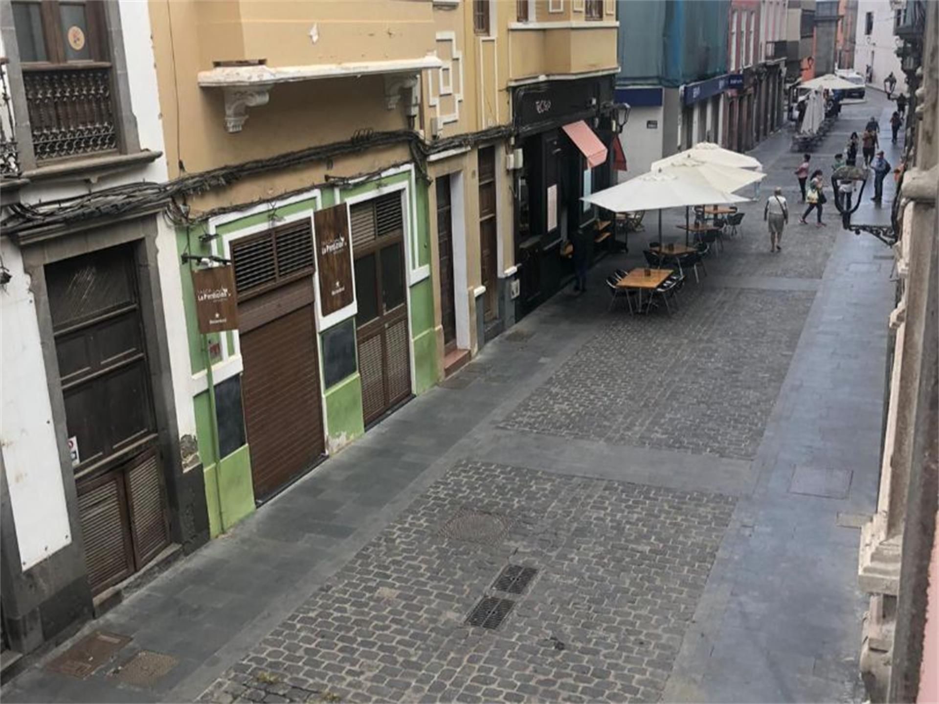 Detienen a un hombre por agredir a un ciudadano que estaba sentado en una terraza de LPGC