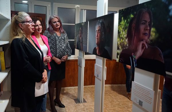 Gamá y el Cabildo inauguran ‘Mujeres que desean a mujeres’, una exposición fotográfica LBT