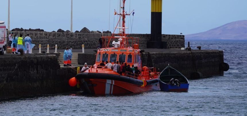 Salvamento Marítimo auxilia  a 55 migrantes en aguas de Lanzarote durante la pasada noche
