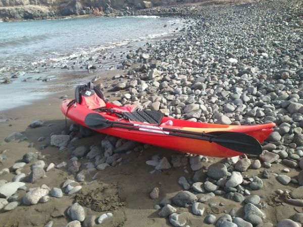 Rescatan a un hombre que se cayó desde un kayak en el mar cerca de la costa de Las Palmas de Gran Canaria