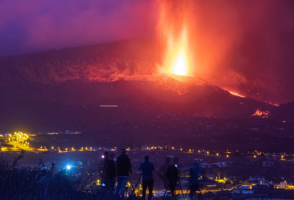 La lava cubre más de 180 hectáreas de la isla de La Palma que destruye 390 edificaciones y 14 km de carreteras