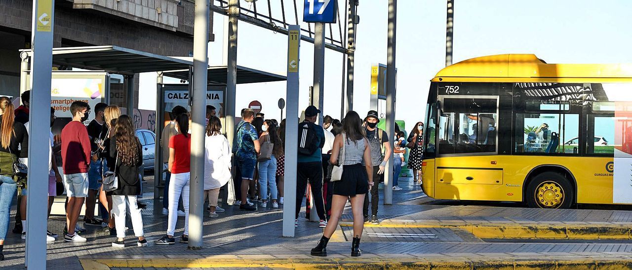 El alza del combustible aumenta el uso de la guagua urbana