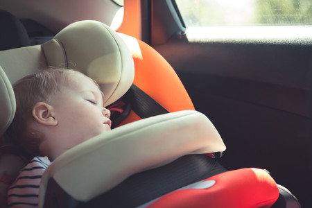Rescatan con síntomas de deshidratación a un bebe encerrado en un coche