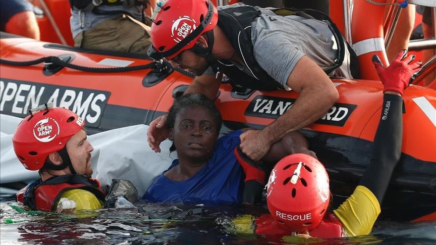 TRAGEDIA en el Atlántico. Mueren 27 personas en el vuelco de una patera a 135 millas al sur de las islas