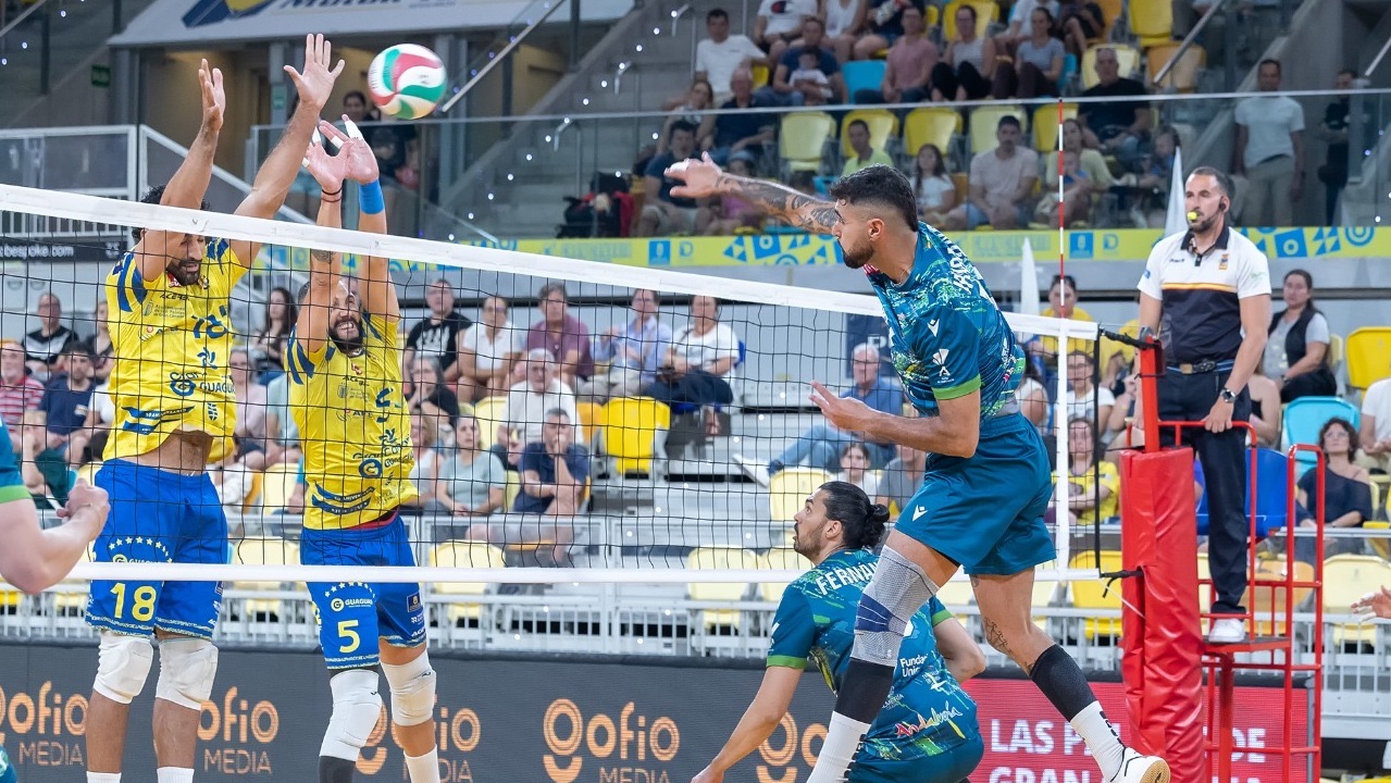 El CV Guaguas se erige con autoridad ante Unicaja en el Arena