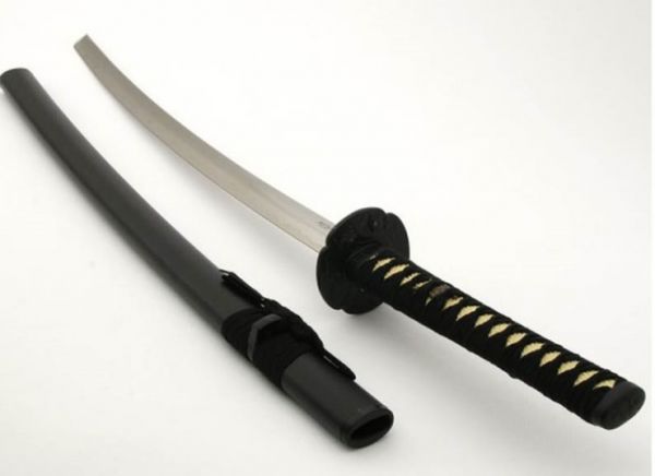 Un joven amenaza de muerte a varias personas con una katana