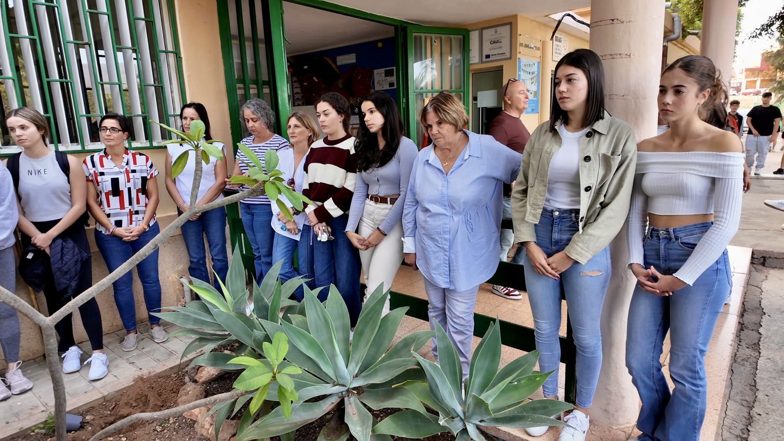 El instituto Joaquín Artiles rechaza la LGBTI fobia con una simbólica plantación de lavanda.