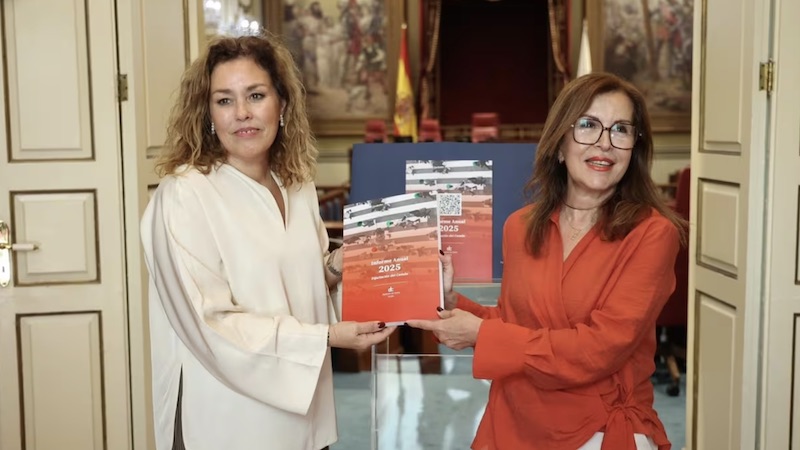 Astrid Pérez recibe el informe que alerta del avance de la pobreza infantil en Canarias