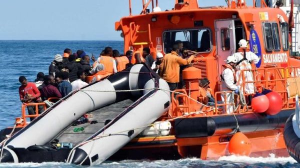 Llegan a Arguineguín los 152 inmigrantes  de la patera rescatada al sur de Gran Canaria
