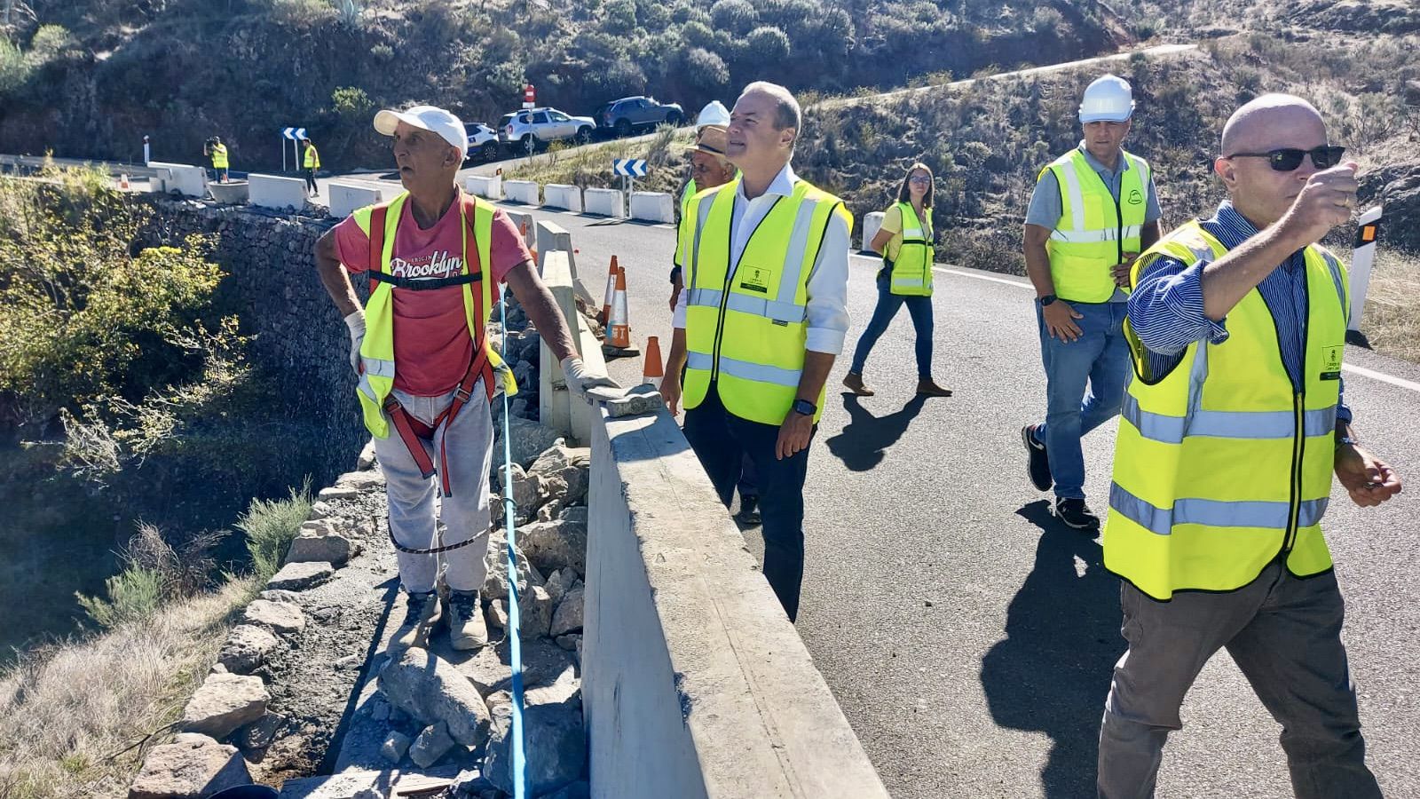 Las carreteras de Gran Canaria sustituyen los antiguos malecones por barreras de seguridad