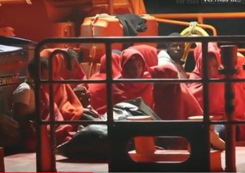 Salvamento Marítimo auxilia a 187 personas dos neumáticas y un cayuco
