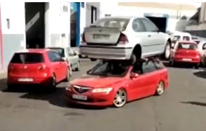 ¡Lo denuncian por llevar un coche sobre el techo de su vehículo!
