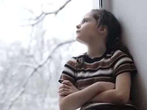 Niños y niñas de Ucrania cantan por los que  