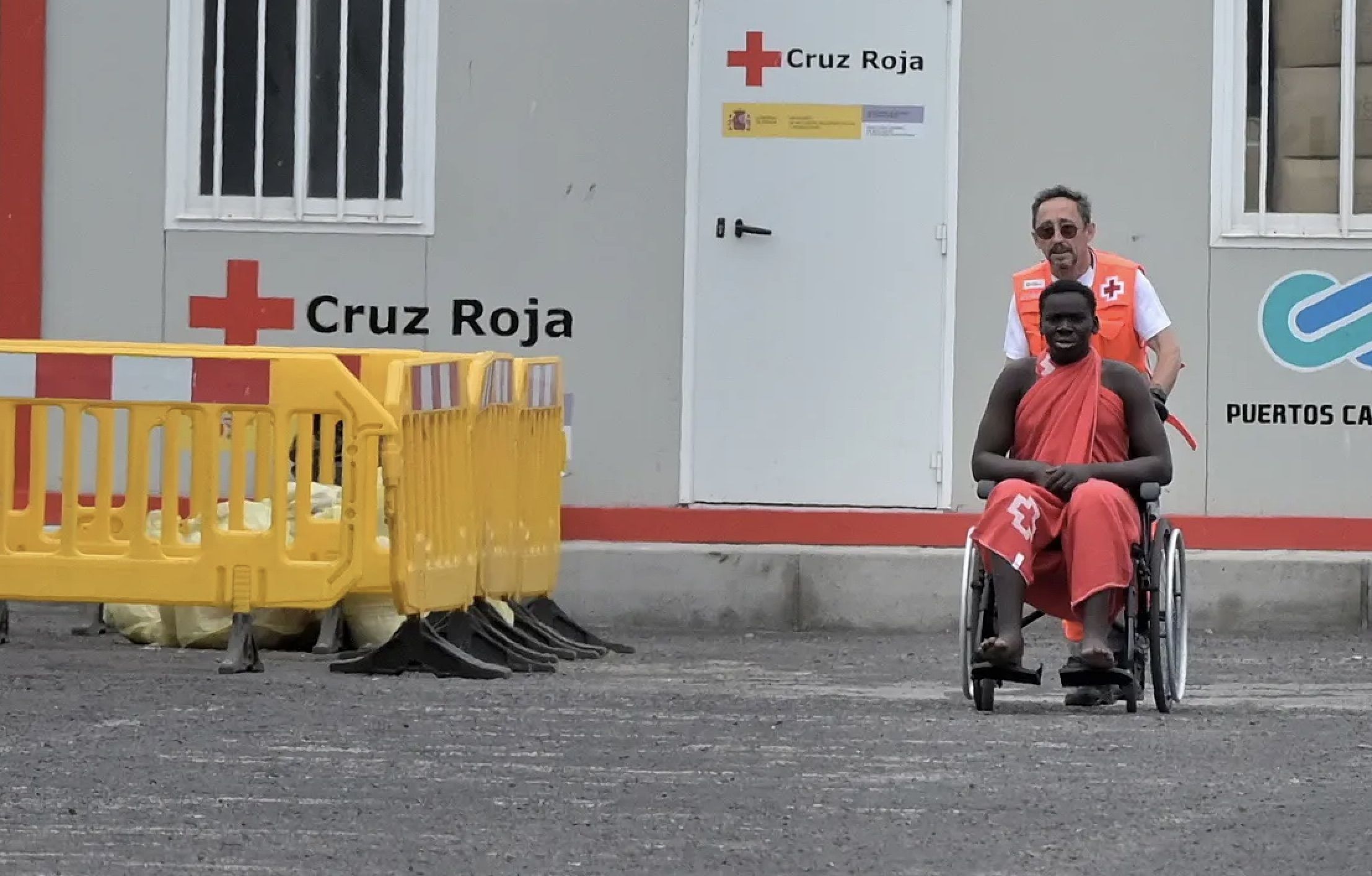 Un cayuco con 63 personas, entre ellas cuatro mujeres y un niño, llega a El Hierro