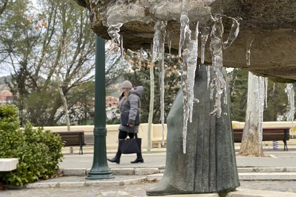 El frío, las nevadas y el oleaje ponen en alerta a quince comunidades