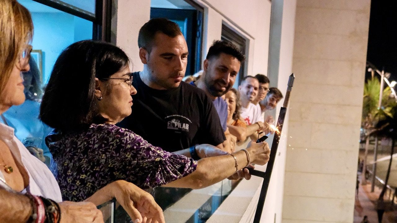 Darias abre el chapuzón de La Naval con el tradicional lanzamiento del volador