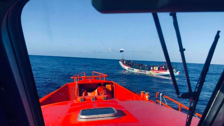 Recatados 85 ocupantes de un cayuco a 15 kilómetros de Gran Canaria, uno muerto