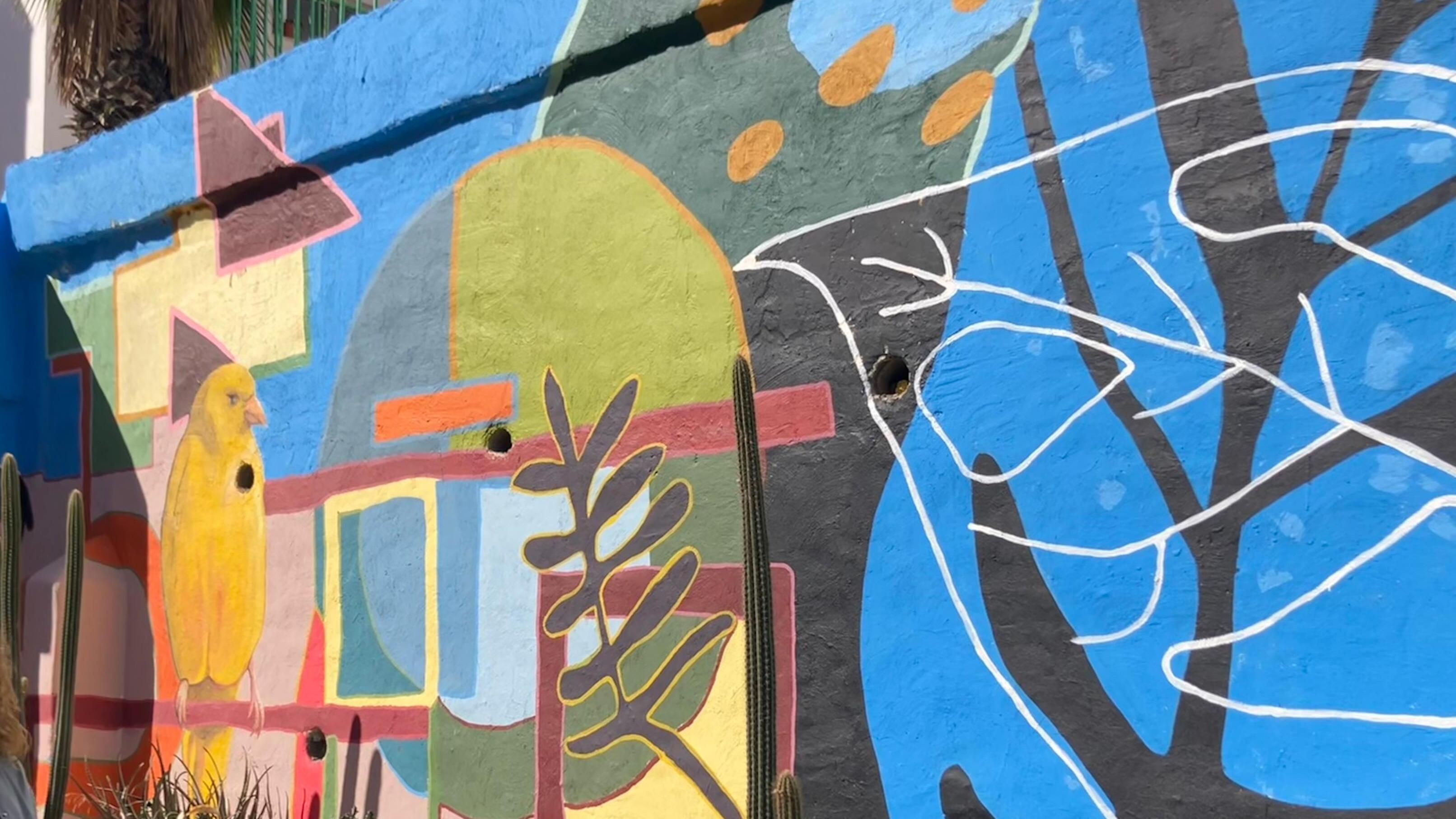 El Ayuntamiento embellece los muros de la calle Córdoba en el barrio de la Vega de San José
