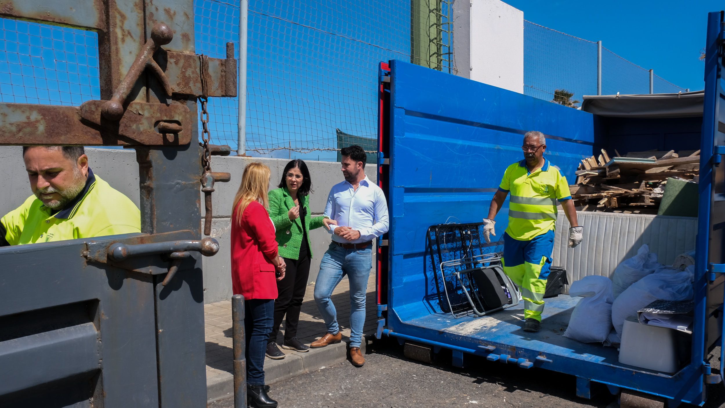 El punto de acopio transitorio de trastos, enseres y escombros funciona a pleno rendimiento
