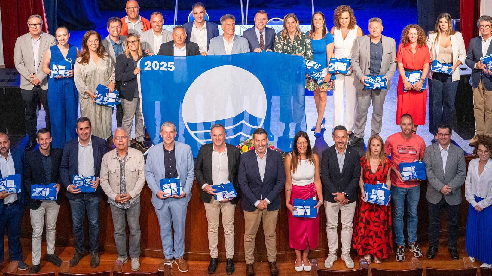 Gáldar entrega banderas azules a 47 playas canarias