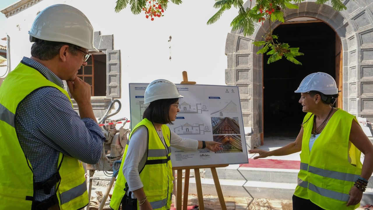 La rehabilitación de la ermita del Pueblo Canario recupera un pavimento del siglo XIX