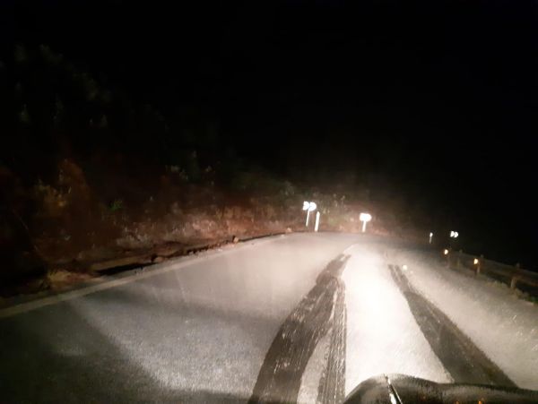 La NIEVE a CAE en cotas altas de GRAN CANARIA, lo que implica el cierre de varias carreteras
