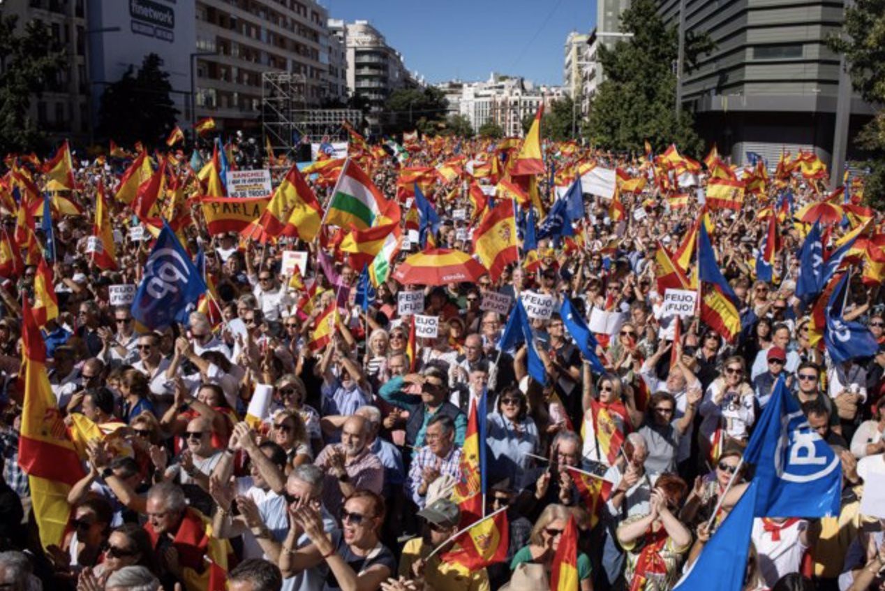 Feijóo se da un baño de masas de más de 60.000 personas en su acto contra la amnistía