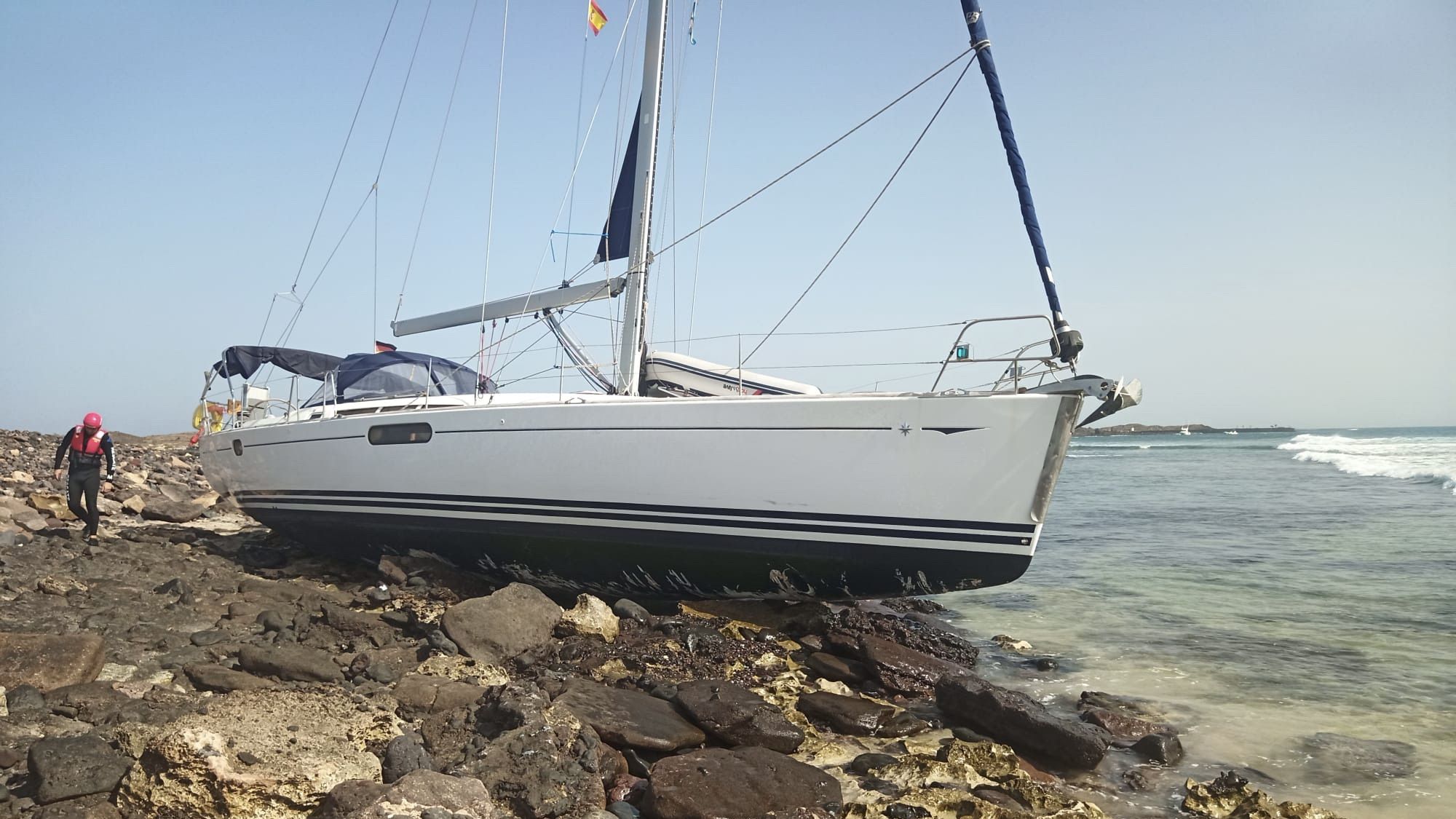 Encalla una embarcación de recreo en Isla de Lobos y se activa la emergencia