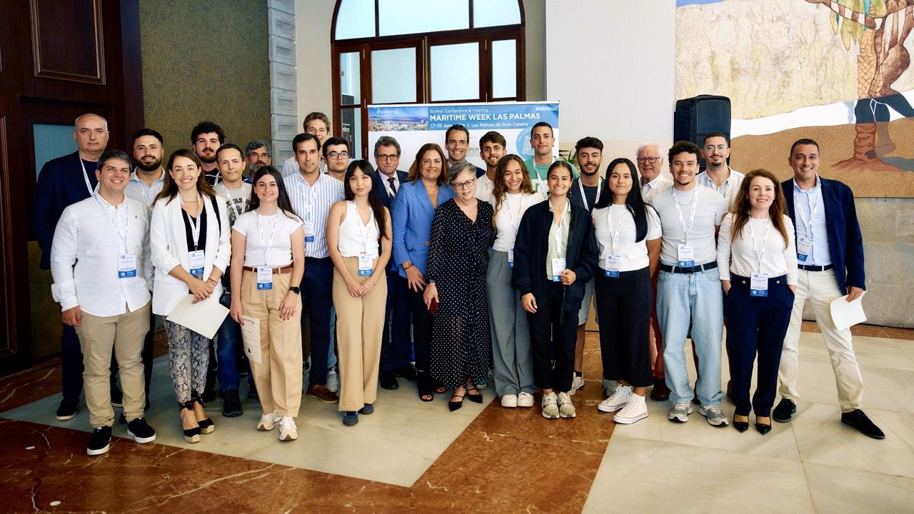 Las fundaciones Puertos de Las Palmas y MAPFRE Canarias premian a los alumnos por su formación en 'Combustibles alternativos'