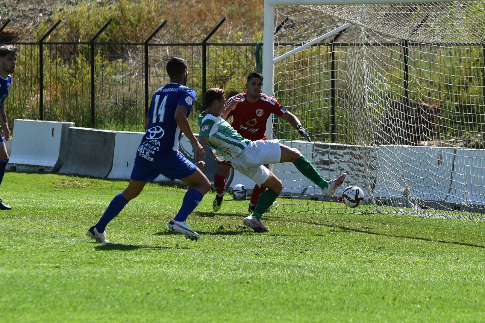 Las Palmas Atlético logra su primer triunfo en el Anexo del Gran Canaria