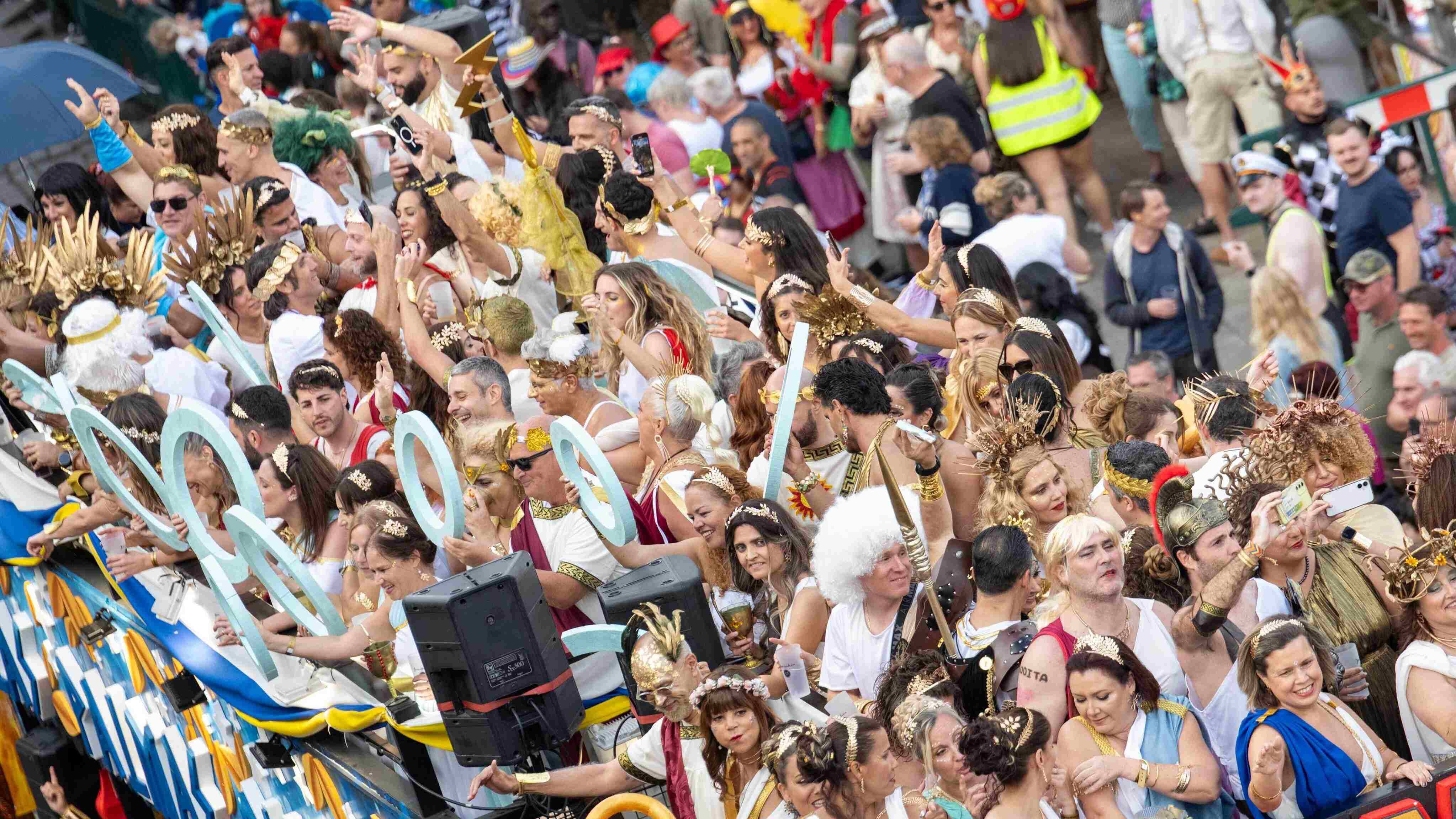 La cabalgata olímpica mueve a miles de personas en la gran jornada festiva del Carnaval