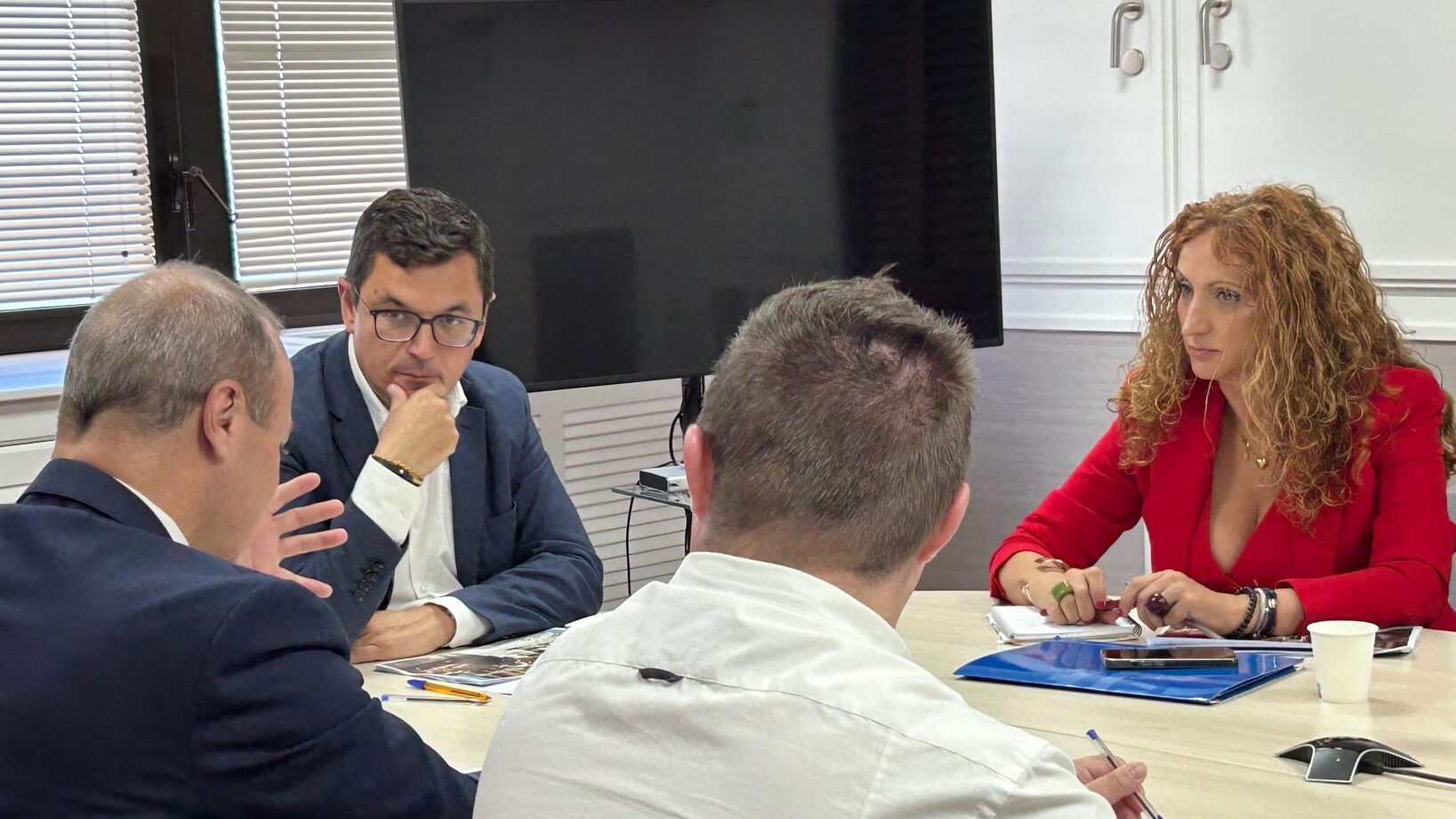 El Ejecutivo y los cabildos refuerzan la coordinación en vivienda para afrontar la emergencia habitacional 