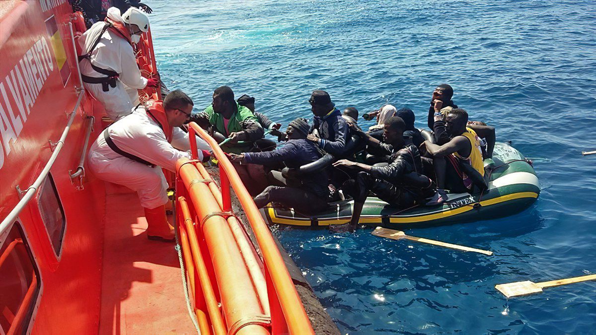 Rescatan a unos 138 migrantes a bordo de tres pateras en aguas cercanas a Canarias