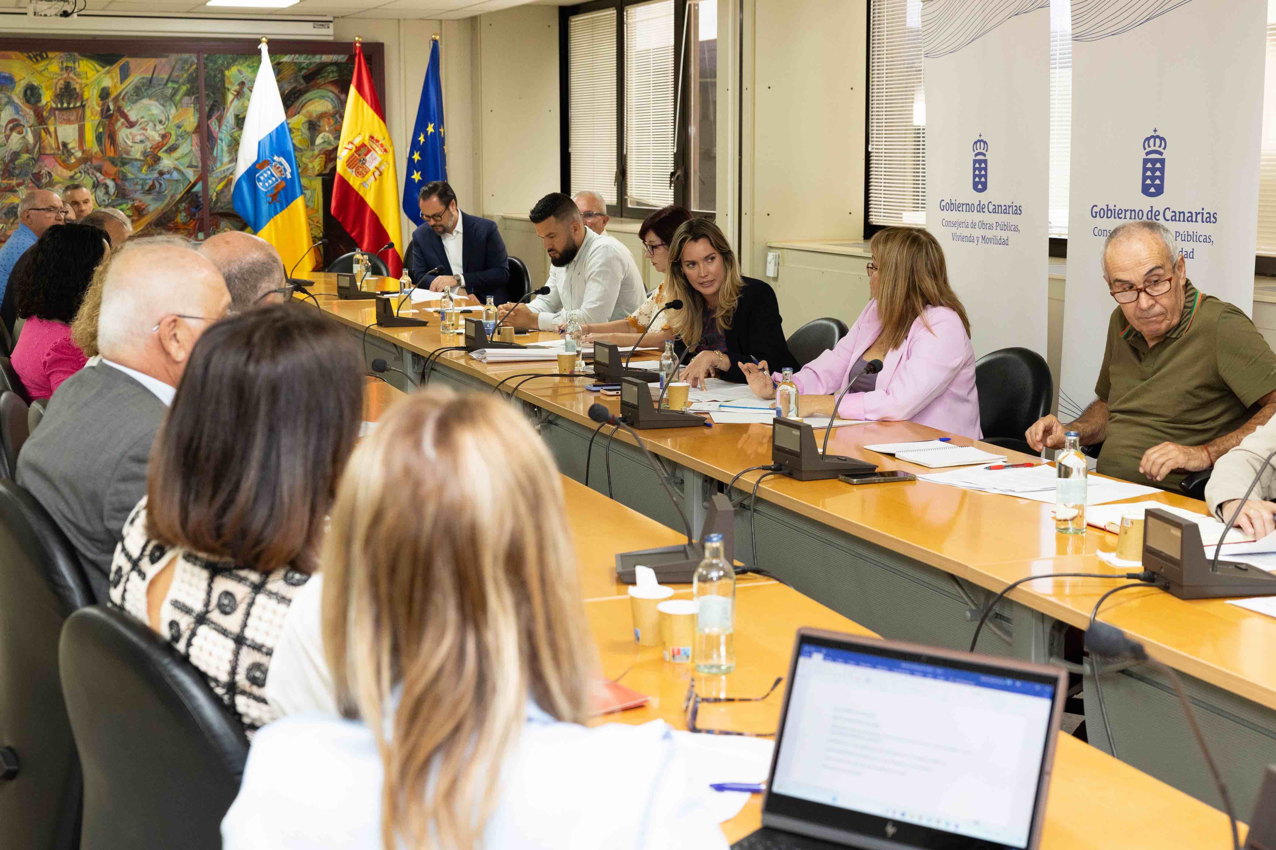 María Fernández avanza al sector detalles sobre la ordenación sostenible del transporte terrestre de viajeros