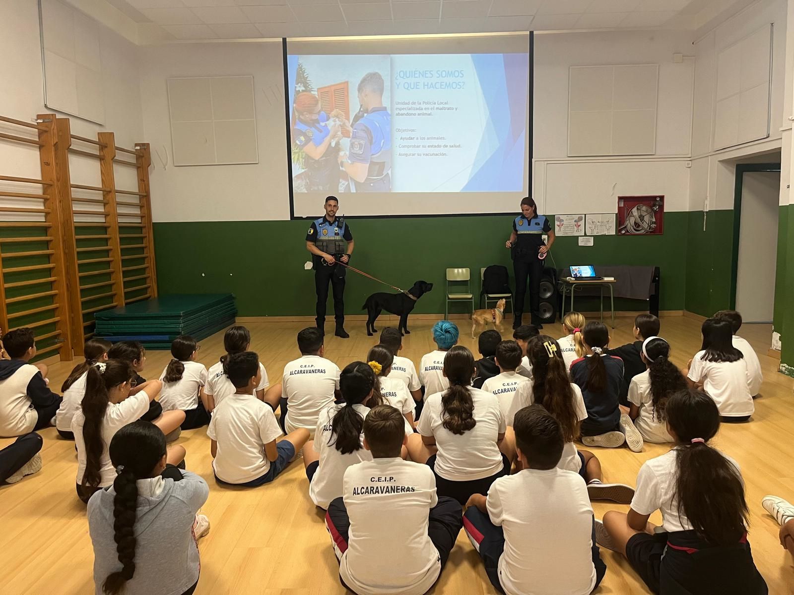 La UMEC de la Policía Local imparte charlas en centros educativos para la tenencia responsable de mascotas