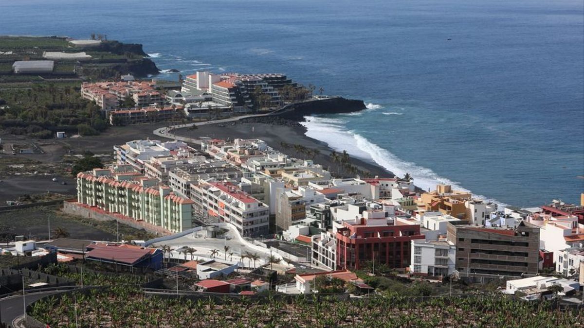 Los gases letales en Puerto Naos y La Bonbilla impiden la vuelta definitiva de la población un año después de la erupción