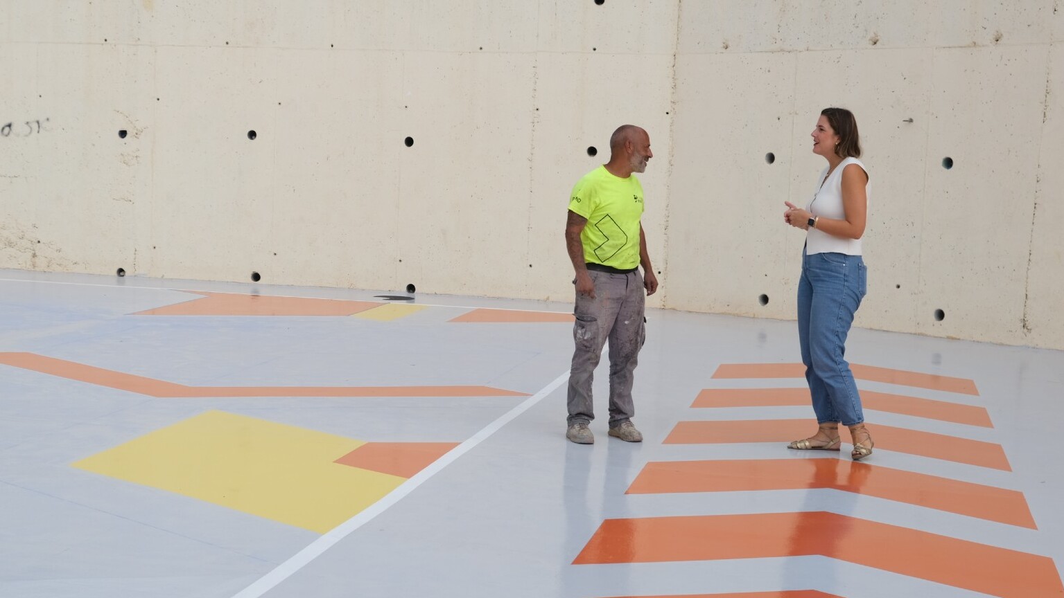 El Ayuntamiento moderniza la pista deportiva de Casablanca I con un diseño artístico singular