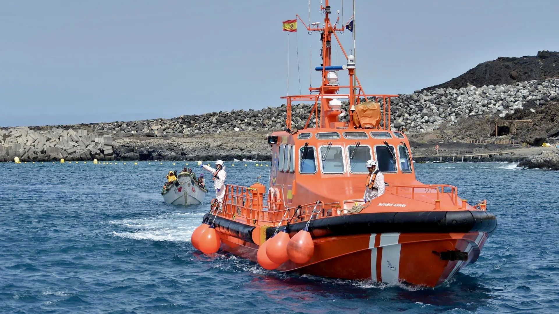 Rescatan un cayuco con 56 personas y lo trasladan al puerto de La Restinga