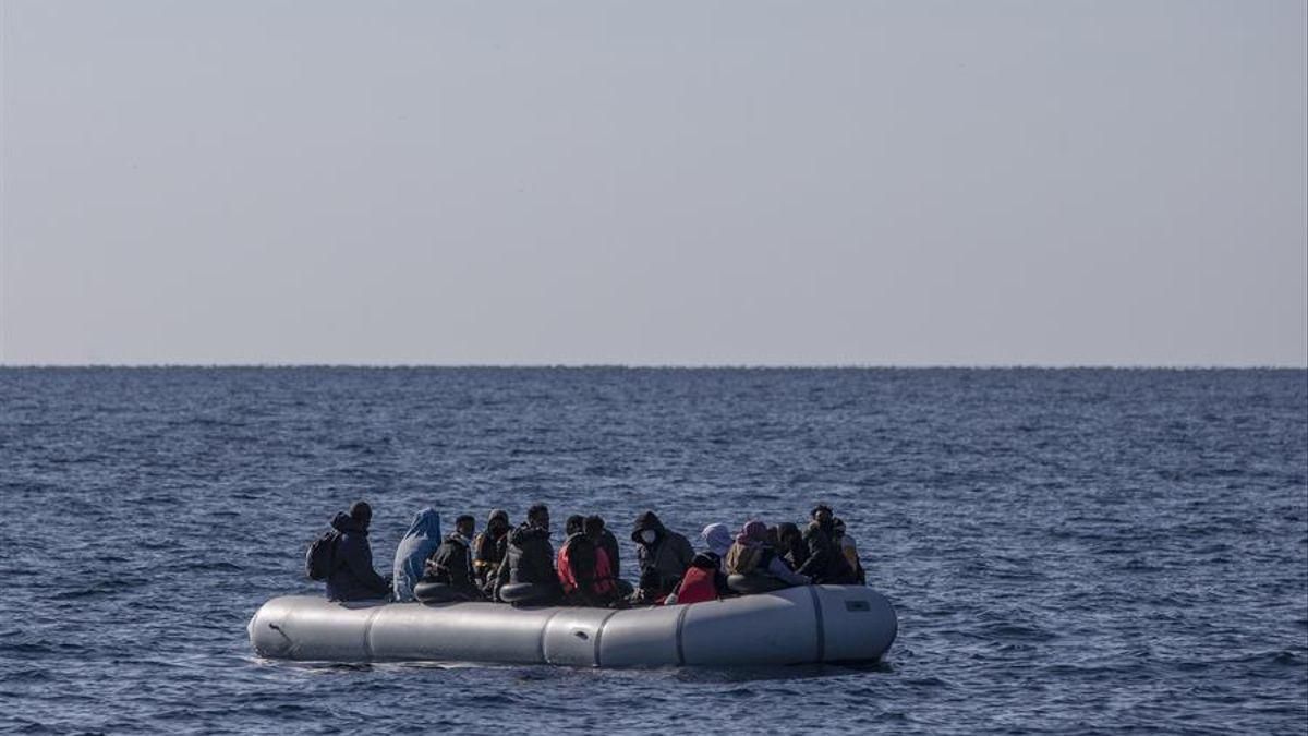 Siete personas desaparecen al hundirse una neumática cerca de Lanzarote