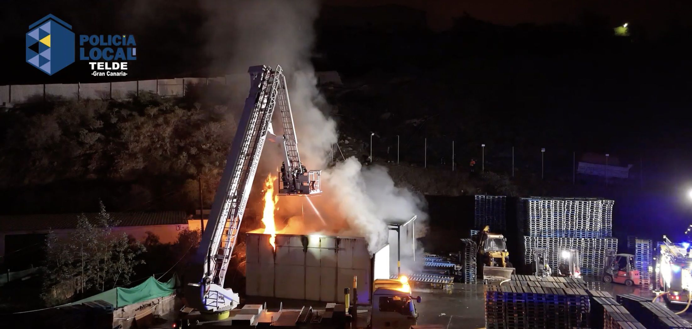 Los bomberos emplean 70.000 litros de agua para sofocar el incendio de una nave en Jinámar