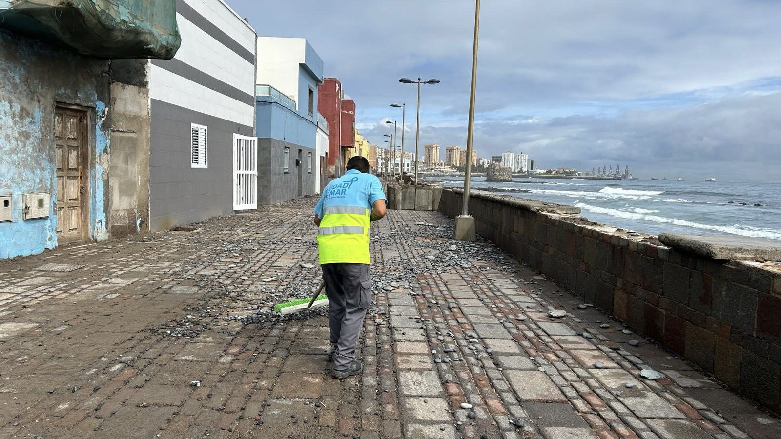Desperfectos en la playa de Las Canteras y en San Cristóbal por el temporal