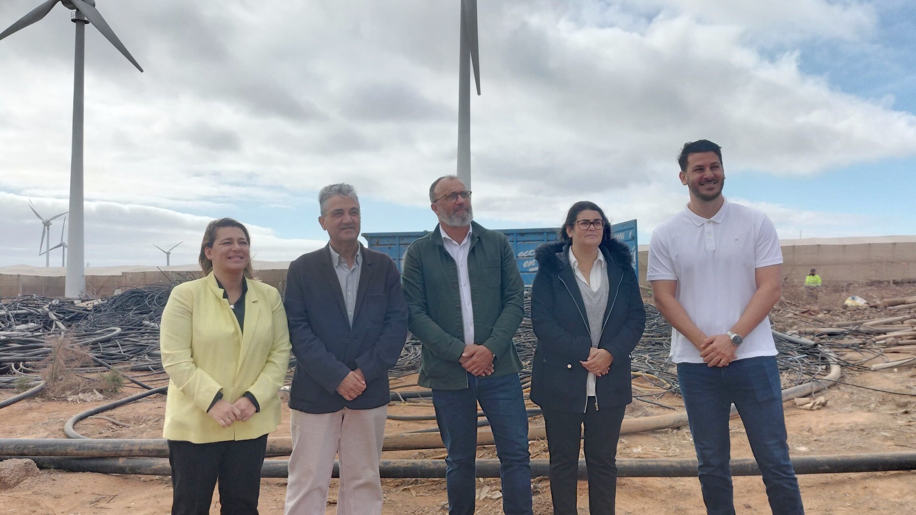 86 trabajadores de un Plan de Empleo del Cabildo limpian 90 hectáreas de invernaderos abandonados