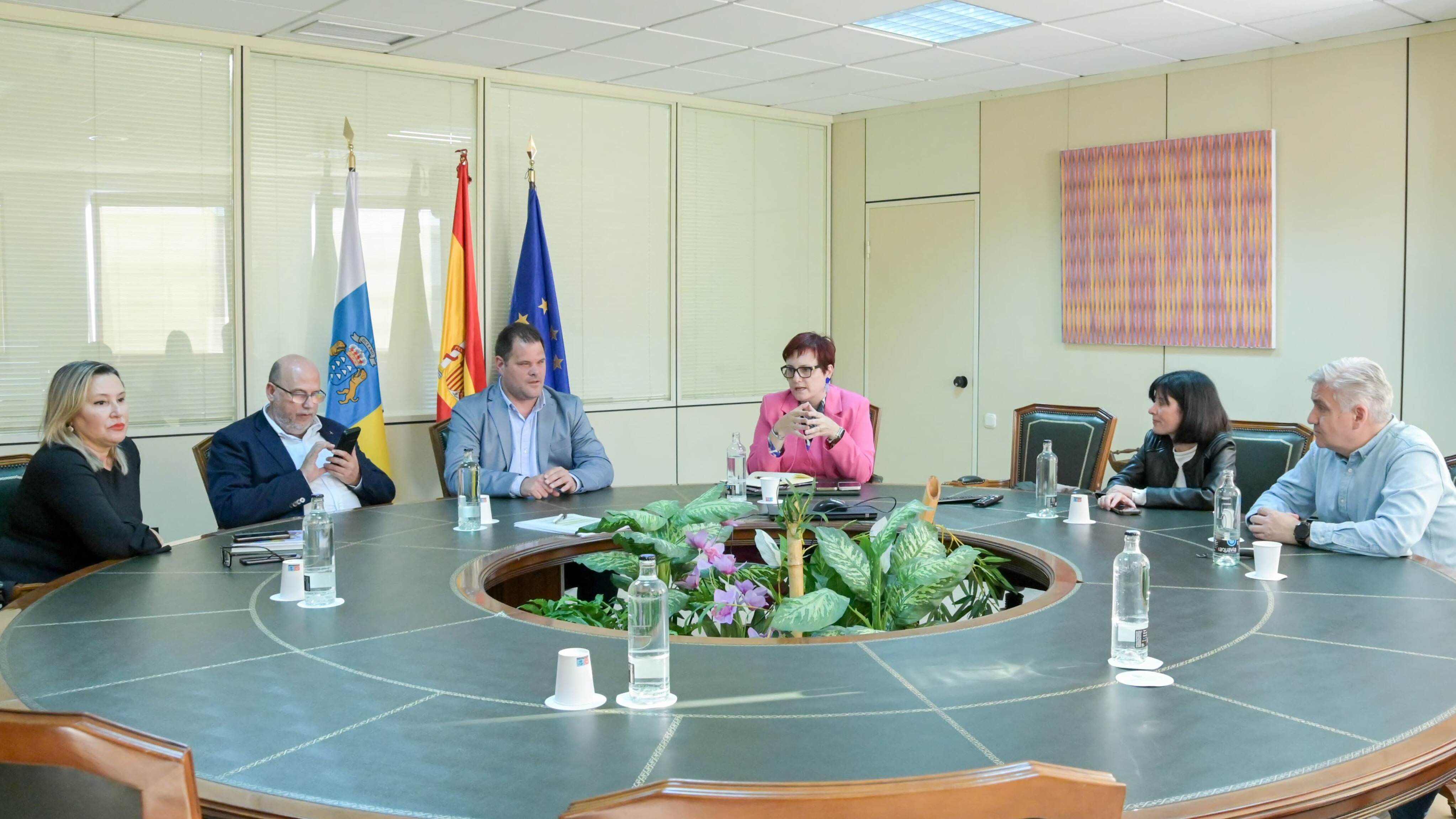 Gobierno de Canarias y la ONCE se dan la mano para mejorar la atención a la sordoceguera