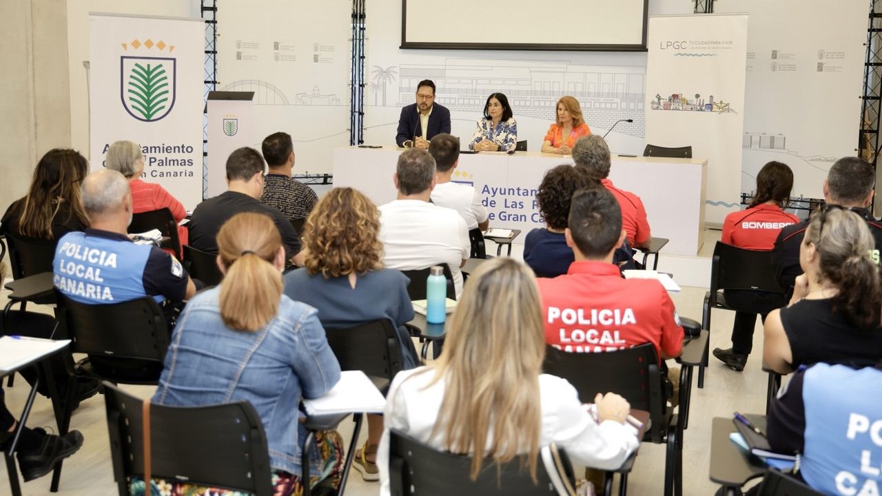 Profesionales de Bomberos y Policía Local de la capital se forman para intervenir en casos de conducta suicida
